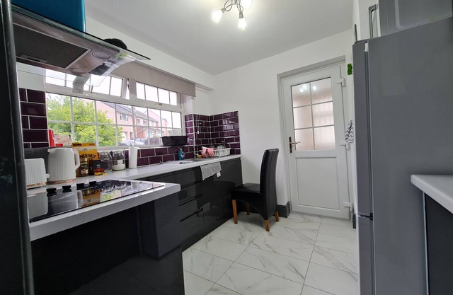 Bristol 2-bed Bungalow, Sleeps 4, Parking