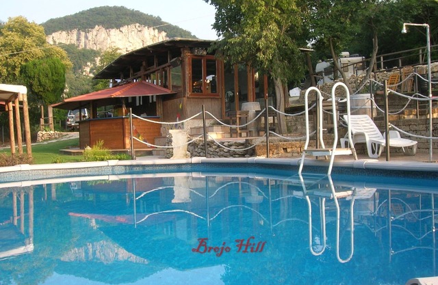 Brojo Hill B&B - 2 Double Bedrooms with private baths