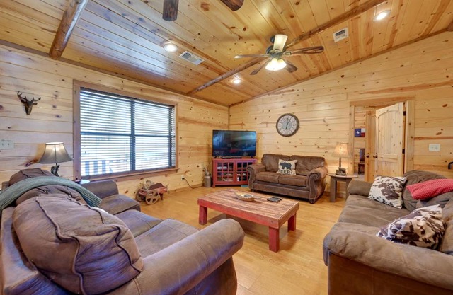 Broken Bow Cabin with Hot Tub and Covered Deck!