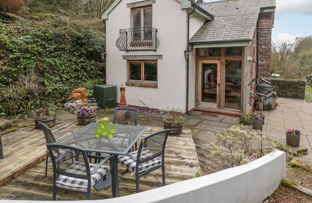 BROOKSIDE COTTAGE, pet friendly, with open fire in Monmouth