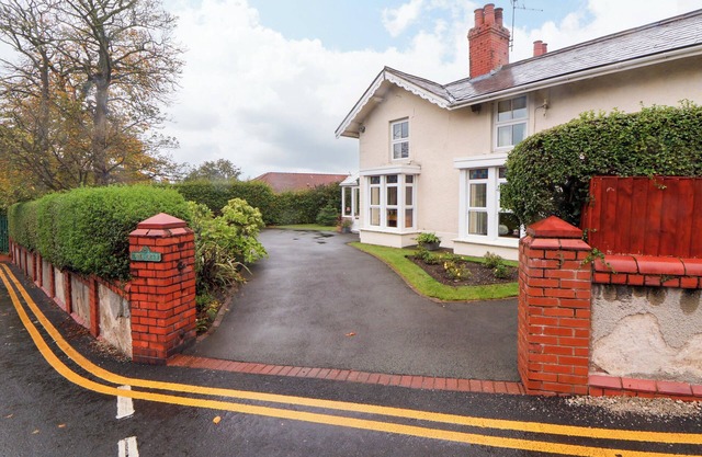 BRYN OFFA COTTAGE, romantic, with a garden in Holywell