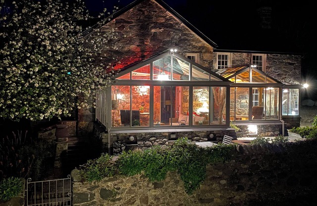 BRYNCYNAN FAWR FARMHOUSE, family friendly, with a garden in