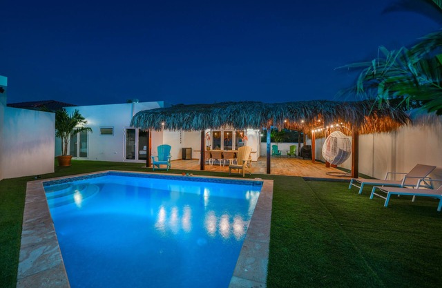 Buba Villa 2, modern Caribbean villa within walking distance of Eagle Beach!