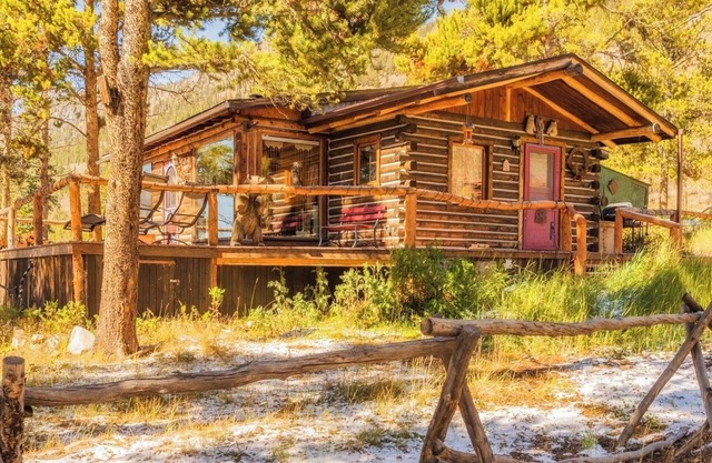 Buckeye's authentic, comfy, cozy, romantic cabin in Leadville, Colorado