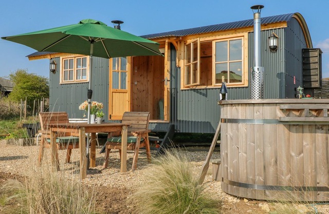 BUDDY (SHEPHERDS HUT), pet friendly, with hot tub in Kibworth