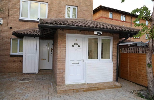 Budget Ensuite Room in Thamesmead