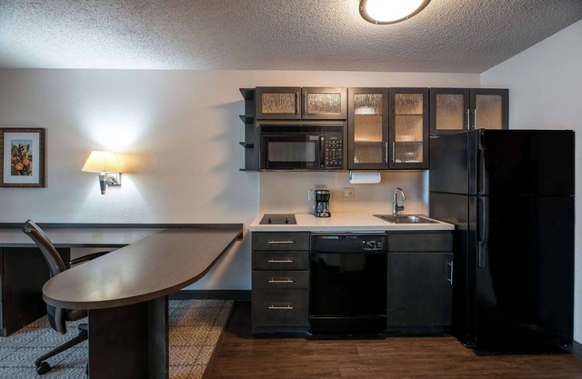 Budget-friendly Accommodation, Short Drive to Dickies Arena! FREE Parking!