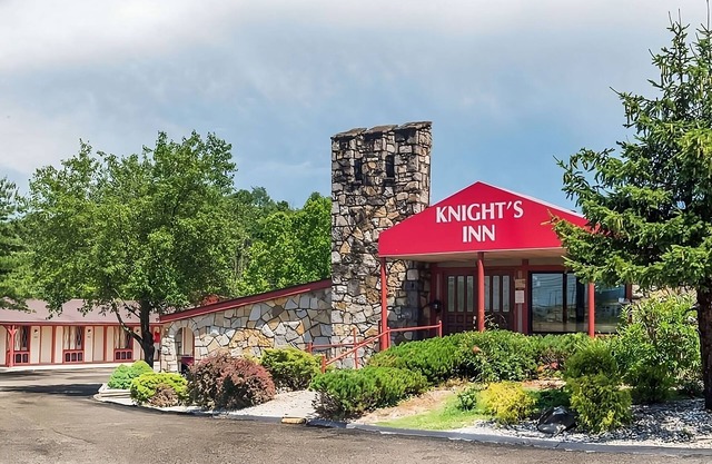 Budget-friendly Accommodation at Knights Inn Ashland! Onsite Pool, Free Parking!