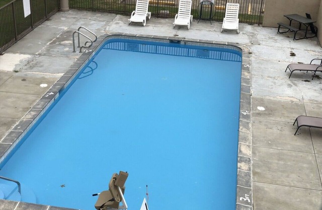 Budget-Friendly Room with All You Need for a Comfy Memphis Visit | Free Parking