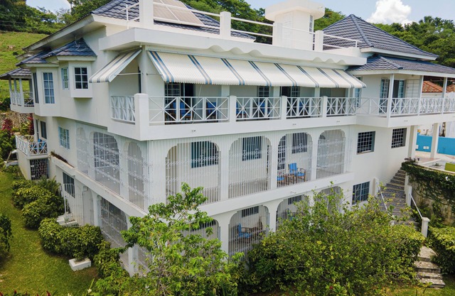 Buki Ocean View, 8 B/R, Sleeps 16+, with Chef