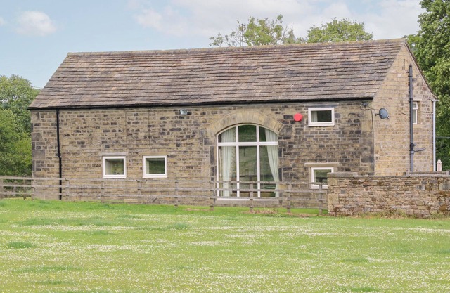 BULLACE BARN, pet friendly, with a garden in Millhouse Green