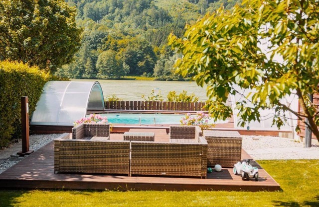 Bungalow Donaublick mit Pool und Garten - Ferienhaus, Dusche, WC