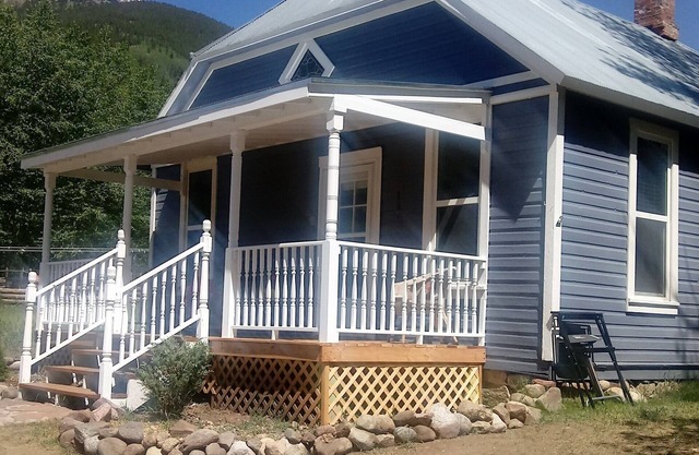 Bungalow 1880's with Stunning views of Colorado's fourteeners and pet friendly