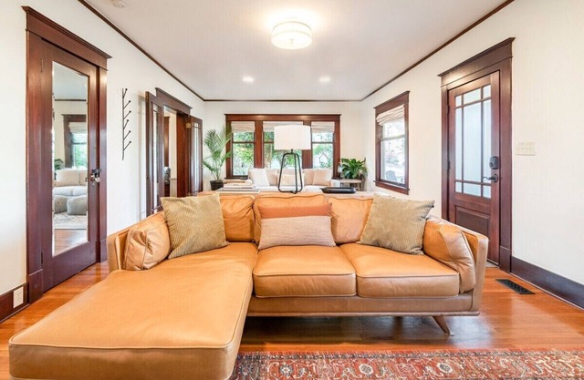 Bungalow 1922 Downtown with sauna, king bed, fast internet, close to WWU