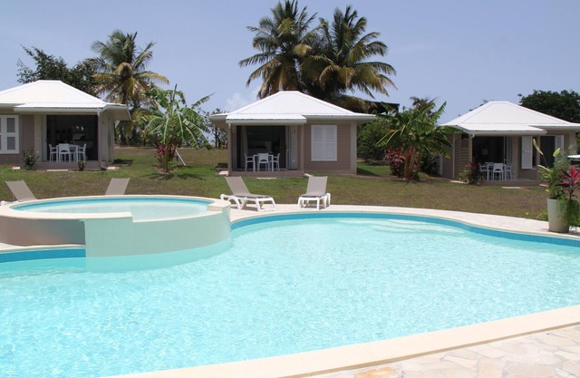 Bungalow 2 standing with pool