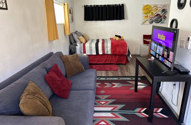 Bungalow#B 1Queen/House by Fremont St Pets+1 Story