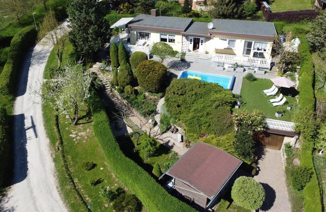 Bungalow in a quiet location with pool and large garden