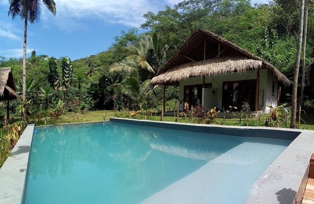 Bungalow tropical king bed