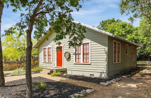 Bungalows on the Square I Wimberley, hot tub