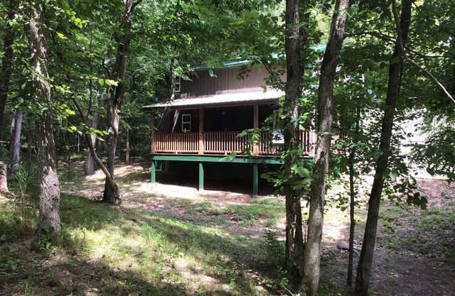 Bunkhouse in the Ozarks with access to Creek Pavilion and close to Rockbridge