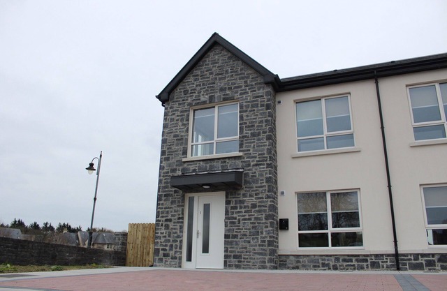 Bunratty Town House No 3 - sleeps 8 guests in 4 bedrooms