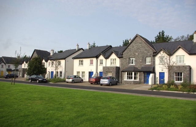 Bunratty West No 40011 - sleeps 6 guests in 3 bedrooms