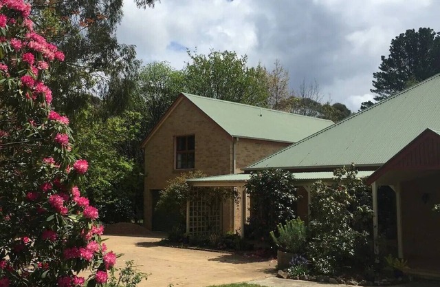 Burradoo Loft with king size bed. nClose to Southern Highlands wineries.
