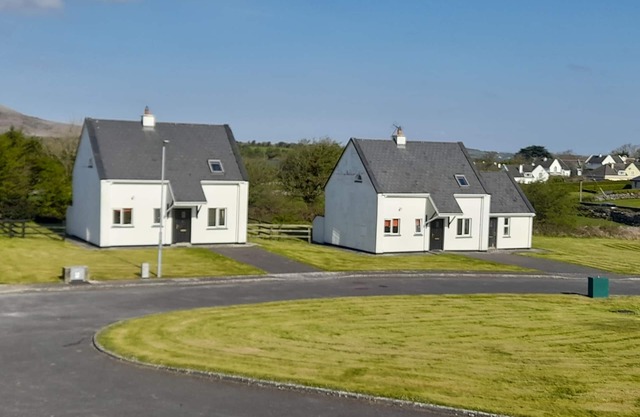 Burren Way Cottage 09 - sleeps 6 guests in 3 bedrooms