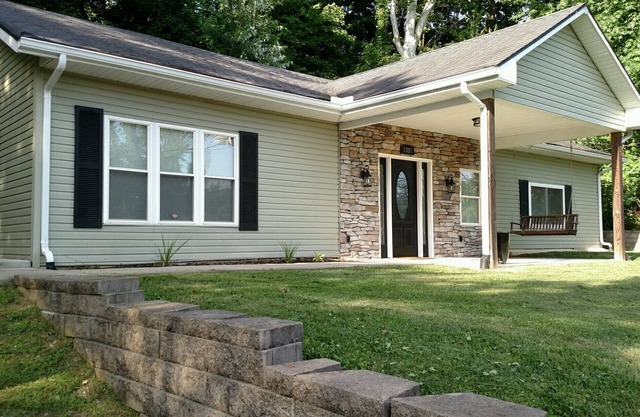 Business Travelers- Perfect home away from home! 3 Bed, 2 full bath home.