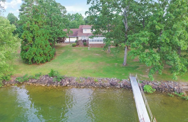 Butler Branch Point: 4 BR, 2.5 BA in Arley, Sleeps 12