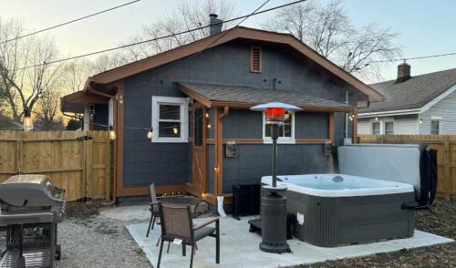 Butler & Broad Ripple Hot Tub, Pet Friendly, Fireplace