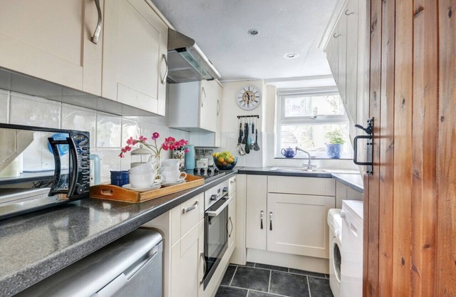Button Cottage - Two Bedroom House, Sleeps 4