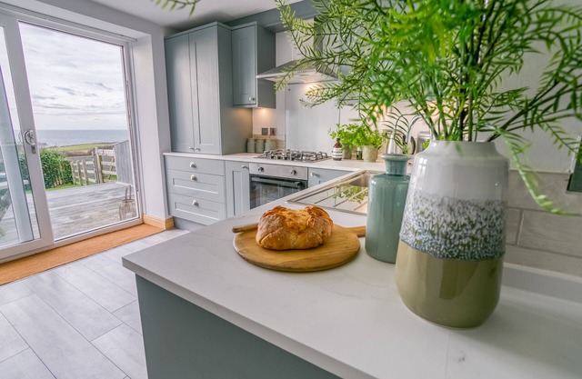 Bwthyn Bach - a sea view that sleeps 4 guests in 2 bedrooms