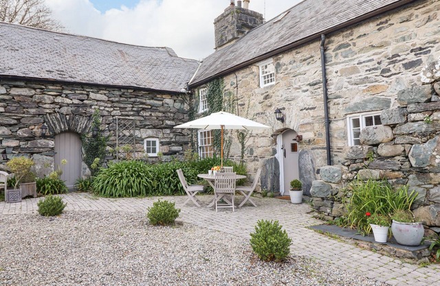 BWTHYN CANOL, family friendly, country holiday cottage in Llanfair