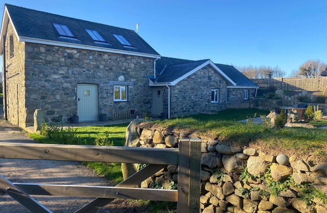 BWTHYN GWENYN YR HAF (SUMMER BEE BARNS), pet friendly in Nefyn