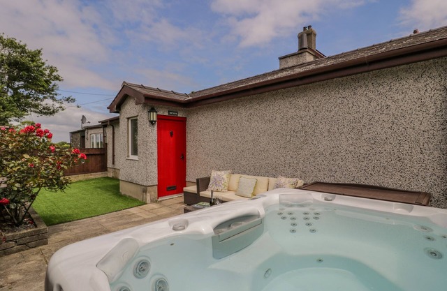 BWTHYN PENGWERN, pet friendly, with hot tub in Caernarfon
