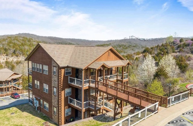 By Silver Dollar City! Walk In Unit! Walk to Lake!