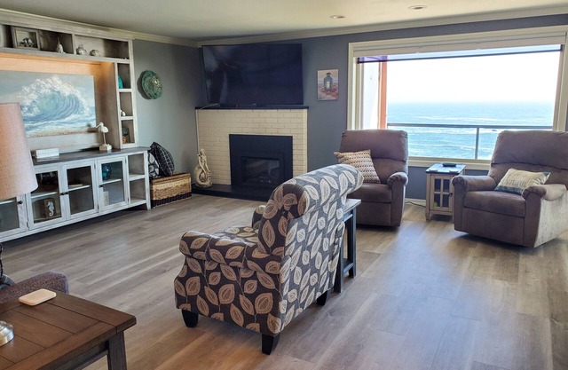 "By The Sea" Oceanfront Updated Rainbow Rock Condo, Spectacular Views, 1st Floor