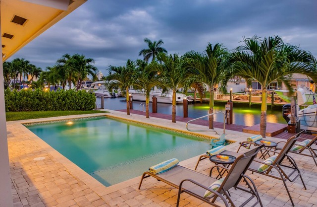 BY THE SEA VACATION VILLAS 3 BED WATERFRONT/POOL/1 MILE TO BEACH