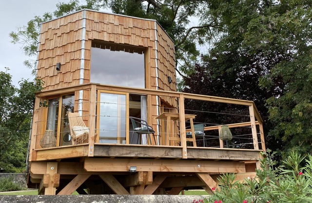 C. Cabane, unusual accommodation on the Gironde
