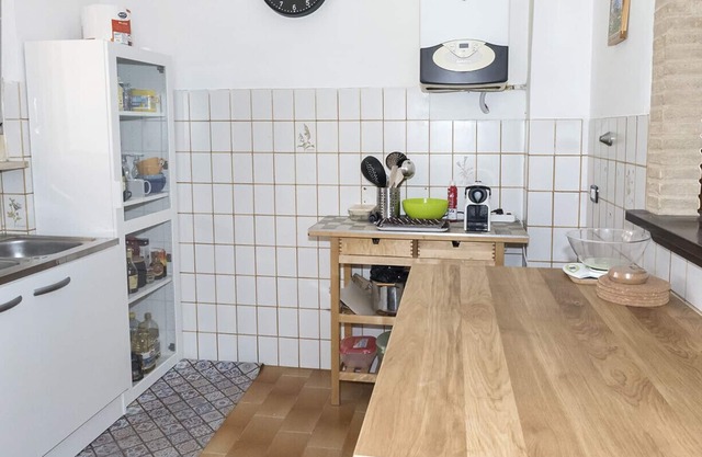 C007 - Camerano, large three-room apartment convenient to services