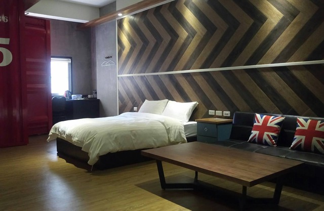C202 Double room (Section of Ximen Road, beside Blueprint Culture & Creative Park)
