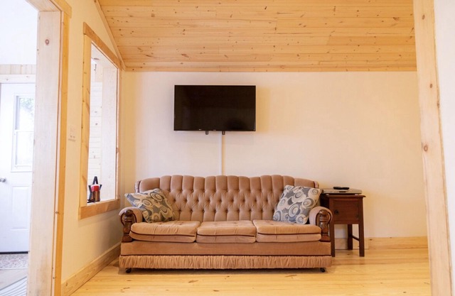 C8 - Cozy Lakefront Cottage in Temiskaming Shores