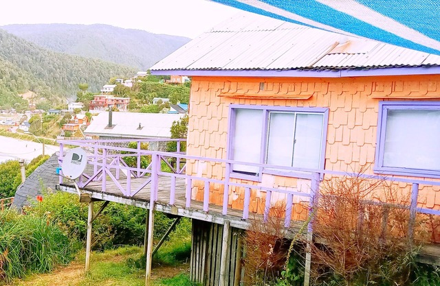 Cabaña Maicolpue Rio Sur has a large terrace with beautiful ocean view.