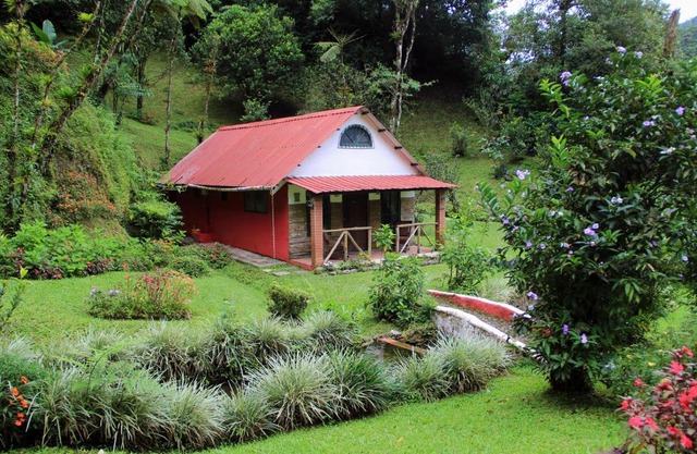 Cabaña Sueño Esmeralda frente Chorro el Macho