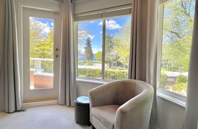 CABANA BEACH - Hot tub- Walk to beach - Central location (Licensed)