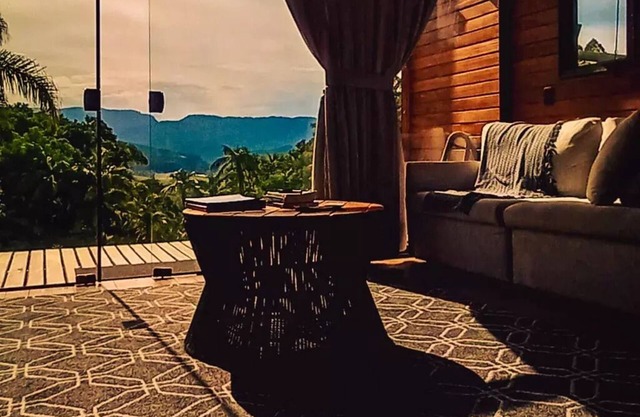 Cabana Moderna com Hidro e Vista Para as Montanhas