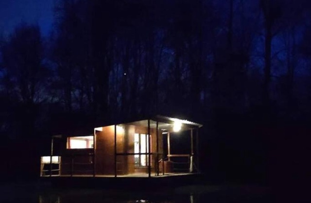Cabane flottante idyllique pour pêche ou repos