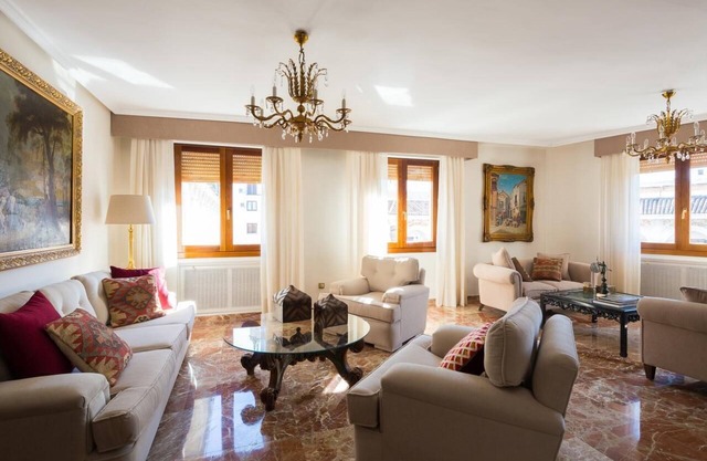 Cabildo Cathedral. 5 bedrooms and 2 free parking next to the Cathedral