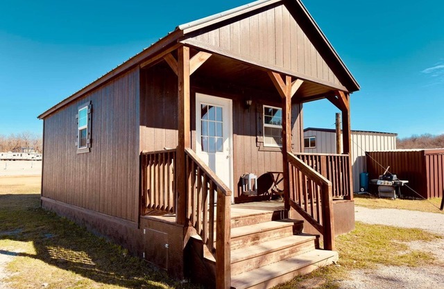 Cabin 1: Your Secluded Lakeside Escape in Bridgeport, TX